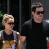 Hilary Duff se rend au restaurant Mo's en compagnie de son époux, Mike Comrie, à Los Angeles, samedi 2 juillet 2011.