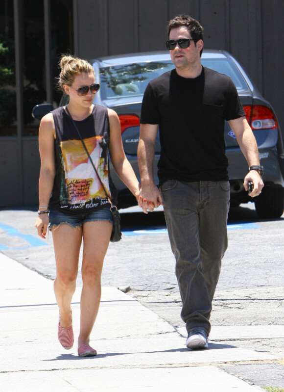 Hilary Duff se rend au restaurant Mo's en compagnie de son époux, Mike Comrie, à Los Angeles, samedi 2 juillet 2011.