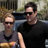 Hilary Duff se rend au restaurant Mo's en compagnie de son époux, Mike Comrie, à Los Angeles, samedi 2 juillet 2011.