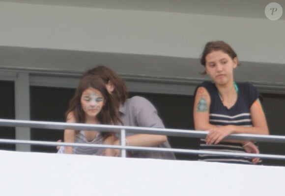 Suri Cruise a aussi arboré un maquillage blanc pour être assorti à son mini bikini ! Miami, 3 juillet 2011
