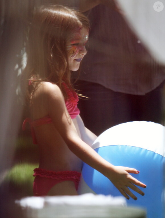 Suri Cruise s'amuse comme une folle au bord de la piscine avec son père Tom Cruise, son frère et sa soeur. Miami, 3 juillet 2011