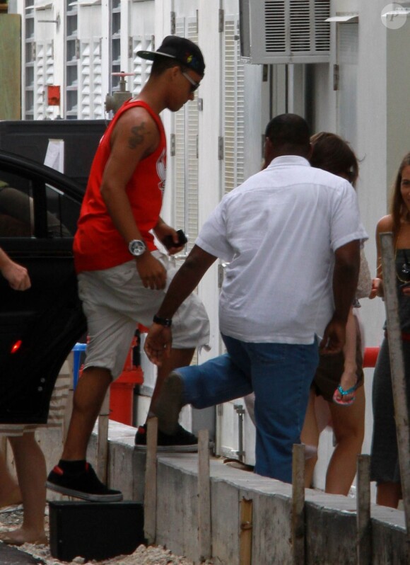 Katie Holmes arrive à l'hôtel de Miami avec sa fille Suri et le fils adoptif de Tom Cruise, Connor. Le 2 juillet 2011
