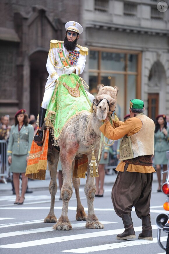 Sacha Baron Cohen sur son chameau sur la Cinquième Avenue le 19 juin 2011