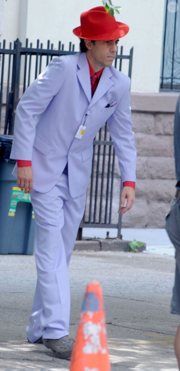 Sacha Baron Cohen fait le pitre en gigolo le 30 juin 2011 dans New York