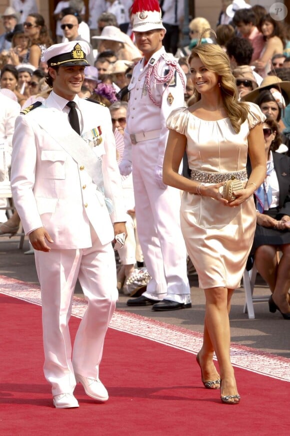 La princesse Madeleine de Suède est apparue lumineuse, rayonannt au bras de son frère le prince Carl Philip, lors du mariage du prince Albert et de la princesse Charlene, à Monaco, le 2 juillet 2011.