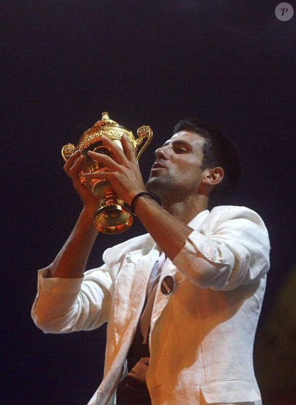 Novak Djokovic a dédié son trophée de Wimbledon à son pays, la Serbie, lundi 4 juillet 2011 à Belgrade.