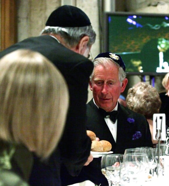 Le 5 juillet 2011, le prince Charles et son épouse Camilla Parker Bowles honoraient le dîner du 250e anniversaire du conseil des députés juifs britanniques, à Londres.