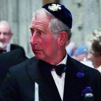 Le prince Charles fait un concours de chapeaux avec sa mère Elizabeth II ?