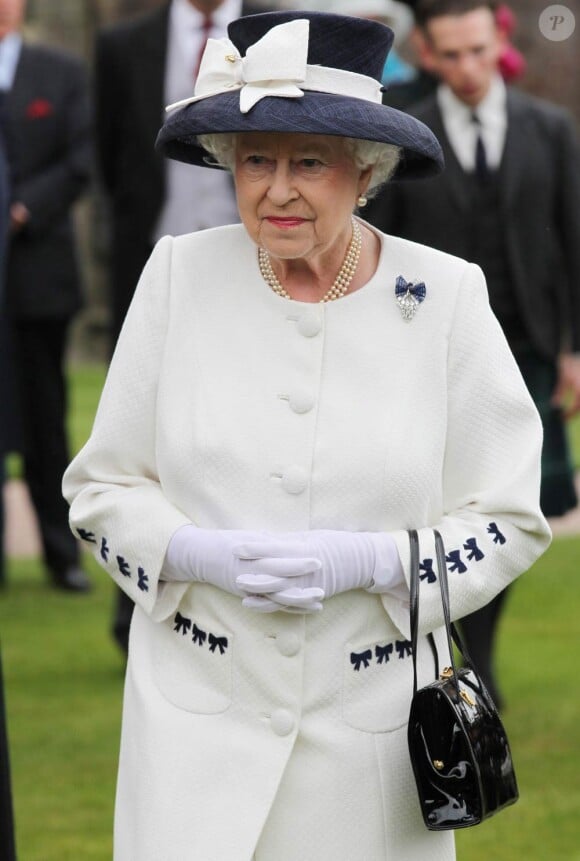 Le 5 juillet 2011, la reine Elizabeth II donnait une garden party dans sa résidence d'été à Edimbourg, Holyroodhouse, où se déroulera la réception du mariage de Zara Phillips fin juillet.