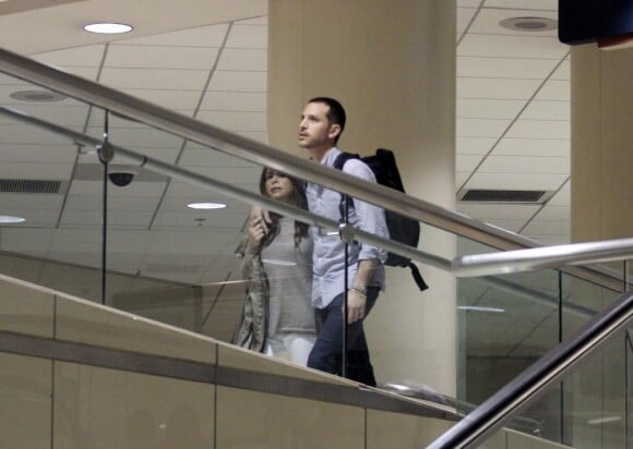 Paula Abdul et son nouveau petit ami jouent à cache-cache  avec les photographes à l'aéroport de Los Angeles, le 5 juillet 2011.
