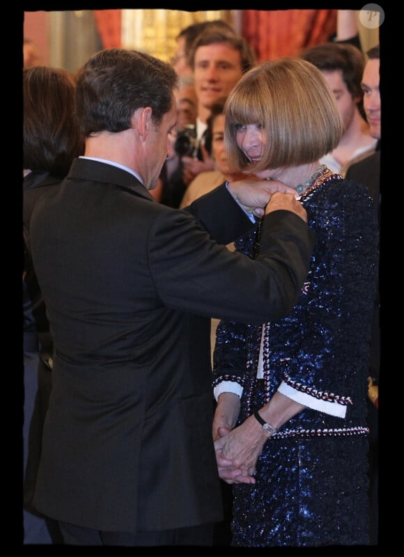 Anna Wintour décorée par le président Nicolas Sarkozy. Elle vient d'être faire Chevalier de la Légion d'honneur. La cérémonie a eu lieu à L'Elysée le 6 juillet 2011. 