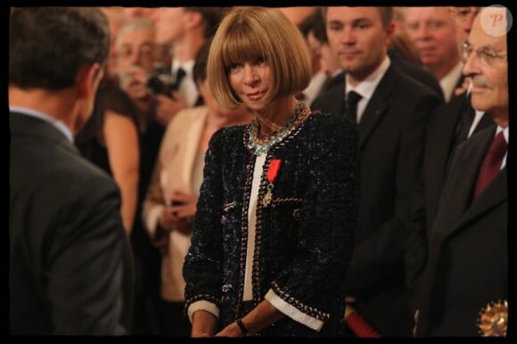 Anna Wintour, très fière, a été décorée par le président Nicolas Sarkozy. Elle vient d'être faire Chevalier de la Légion d'honneur. La cérémonie a eu lieu à L'Elysée le 6 juillet 2011. 