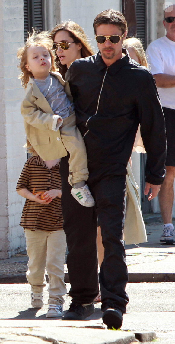 Brad Pitt, portant Knox, et Angelina Jolie à la Nouvelle-Orléans le 20 mars 2011