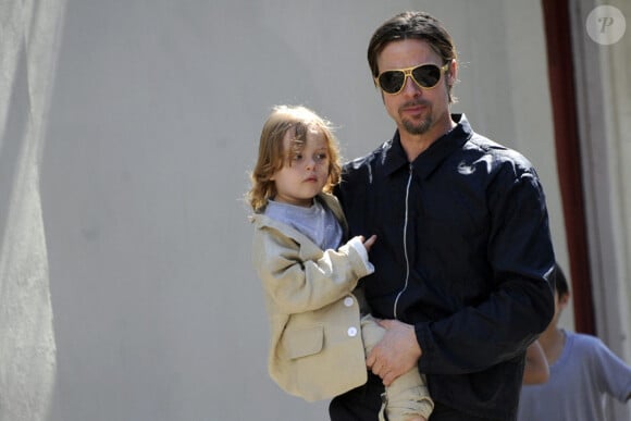 Brad Pitt portant Knox à la Nouvelle-Orléans le 20 mars 2011