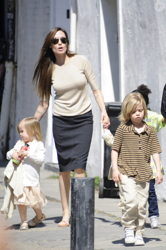 Angelina Jolie avec ses filles Vivienne et Shiloh à la Nouvelle-Orléans le 20 mars 2011