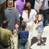 Shiloh, avec ses parents Brad Pitt et Angelina Jolie, et sa soeur Zahara sur le tournage de World War Z à Malte - juin 2011