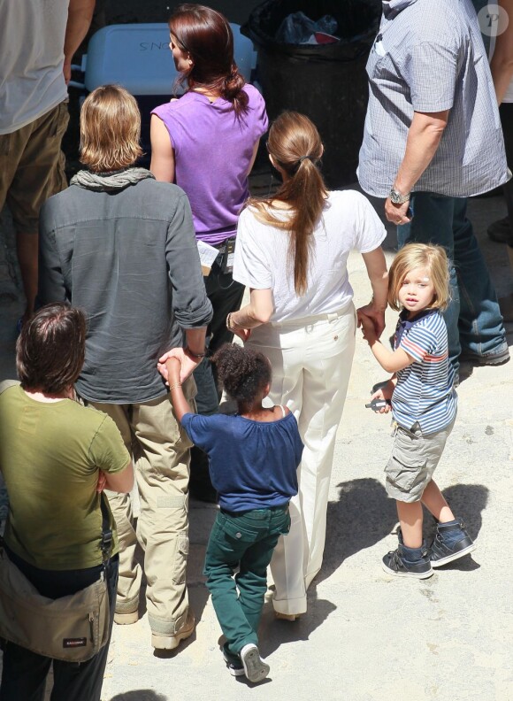 Shiloh, avec ses parents Brad Pitt et Angelina Jolie, et sa soeur Zahara sur le tournage de World War Z à Malte - juin 2011