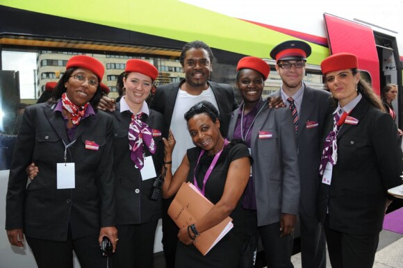 Anthony Kavanagh (ici avec le personnel de la SNCF) participe aux festivités du 30e anniversaire du TGV, à Paris-Gare de Lyon, jeudi 7 juillet 2011.