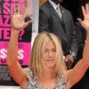 Jennifer Aniston dépose ses empreintes dans le ciment d'Hollywood le 7 juillet 2011