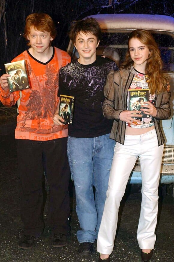 Daniel Radcliffe, Emma Watson et Rupert Grint en 2003 pour le lancement du DVD de Harry Potter et la Chambre des secrets