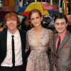Daniel Radcliffe, Emma Watson et Rupert Grint sous la pluie en juillet 2009 lors de l'avant-première de Harry Potter et le prince de sang-mêlé