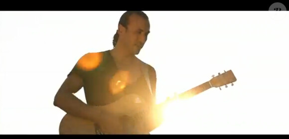 La première chanson solo de Merwan Rim s'intitule Vous ! Dans le clip, il joue de la guitare. 