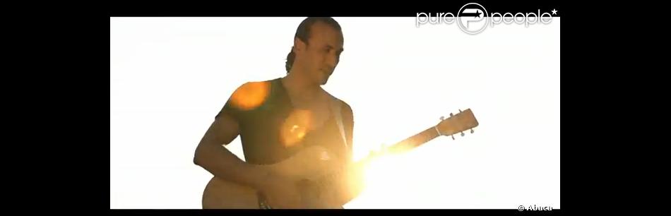 La première chanson solo de Merwan Rim s&#039;intitule Vous ! Dans le clip, il joue de la guitare.  