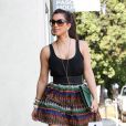 La future mariée Kim Kardashian se promène dans les rues de Los Angeles en misant sur une jupe taille haute et un simple débardeur avantageux. Le 6 juillet 2011.