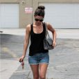 L'actrice Rachel Bilson fait son shopping dans un look citadin. Los Angeles, le 7 juillet 2011.