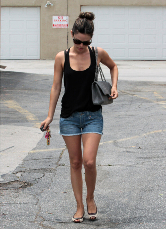 L'actrice Rachel Bilson fait son shopping dans un look citadin. Los Angeles, le 7 juillet 2011.