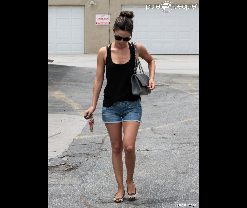 L&#039;actrice Rachel Bilson fait son shopping dans un look citadin. Los Angeles, le 7 juillet 2011.