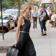Le top model Heidi Klum arrive à son hôtel dans un total look noir qui fait un carton. A New York City, le 6 juillet 2011.