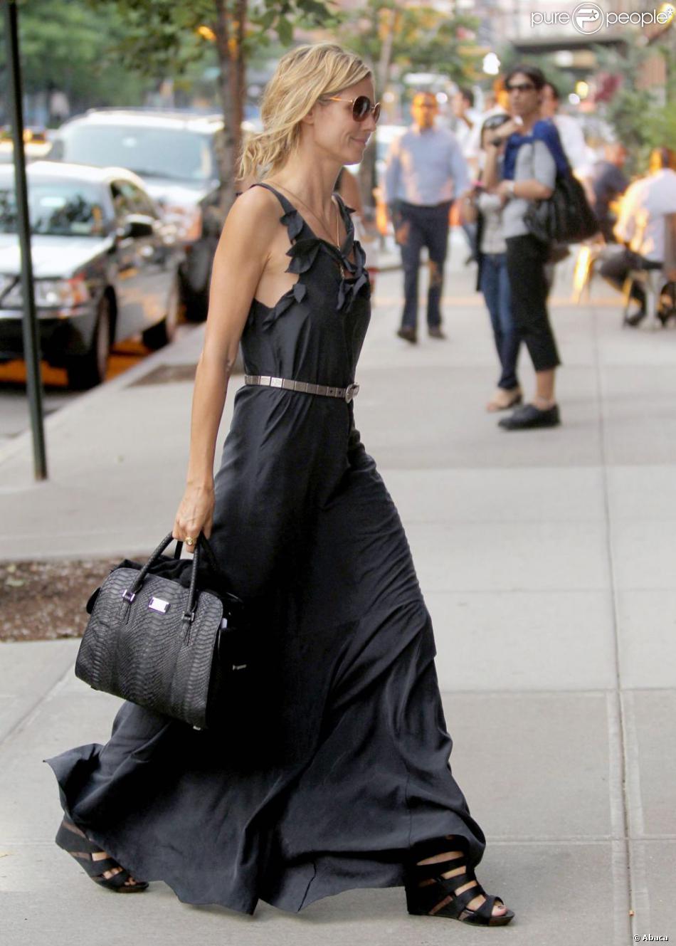 Le top model Heidi Klum arrive à son hôtel dans un total look noir qui fait un carton. A New York City, le 6 juillet 2011.