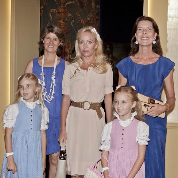 La princesse Caroline de Hanovre retrouvait dimanche 10 juillet 2011 son amie la princesse Camilla de Bourbon-Siciles et ses deux fillettes au Forum Grimaldi, à Monaco, pour découvrir l'exposition Magnificence et grandeur des maisons royales recensant plus de 600 objets retraçant trois siècles d'histoire des royautés européennes.