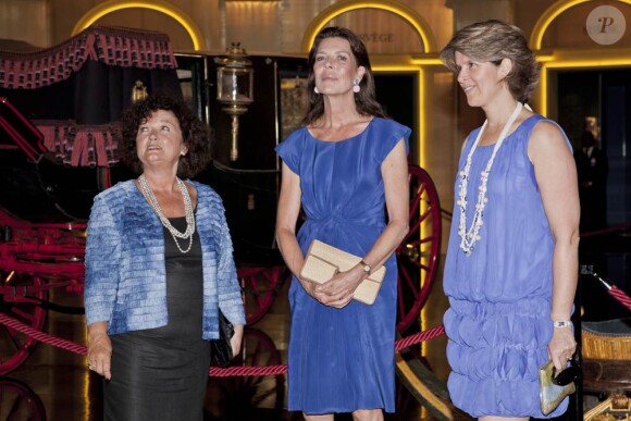 Guidée par la commissaire de l'événement et son assistante, la princesse Caroline de Hanovre inaugurait le 10 juillet 2011, au Forum Grimaldi à Monaco, l'exposition Magnificence et grandeur des maisons royales recensant plus de 600 objets retraçant trois siècles d'histoire des royautés européennes.