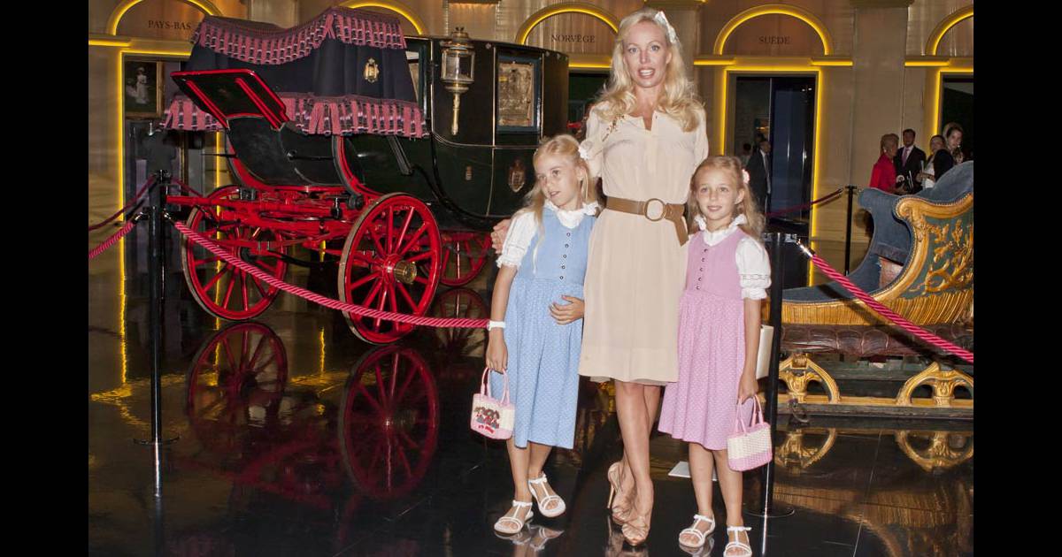 La Princesse Camilla De Bourbon Siciles Avec Ses Filles Maria Carolina Et Maria Chiara A Pu Decouvrir En Avant Premiere Et En Compagnie De La Princesse Caroli Purepeople