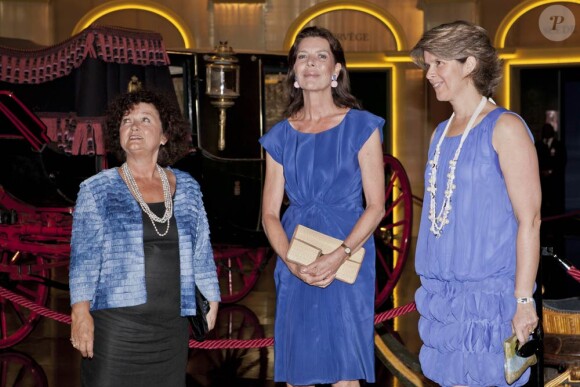 Guidée par la commissaire de l'événement et son assistante, la princesse Caroline de Hanovre inaugurait le 10 juillet 2011, au Forum Grimaldi à Monaco, l'exposition Magnificence et grandeur des maisons royales recensant plus de 600 objets retraçant trois siècles d'histoire des royautés européennes.