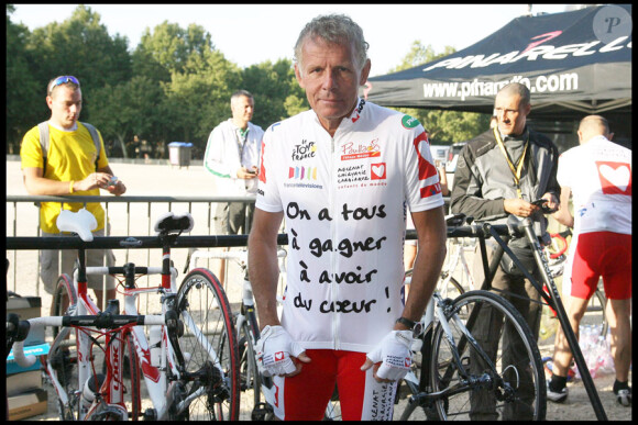 Patrick Poivre d'Arvor lors de l'Etape du coeur du  Tour de France, entre Bordeaux et Pauillac, au profit de l'association  Mécénat Chirurgie Cardiaque le 24 juillet 2010