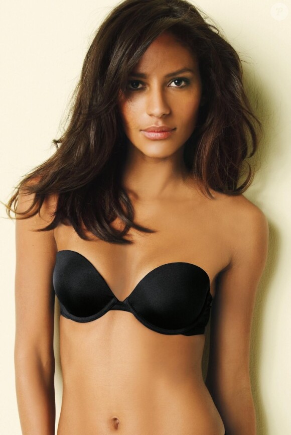 La sublime Emanuela de Paula assure la campagne de lingerie et de maillots de bain de la marque Next 2011