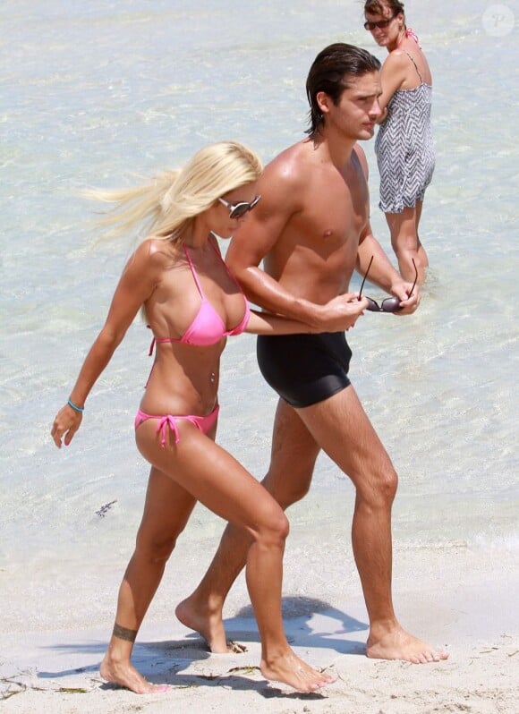 Shauna Sand et son mari Laurent Homburger sur la plage de Miami le 13 juillet 2011