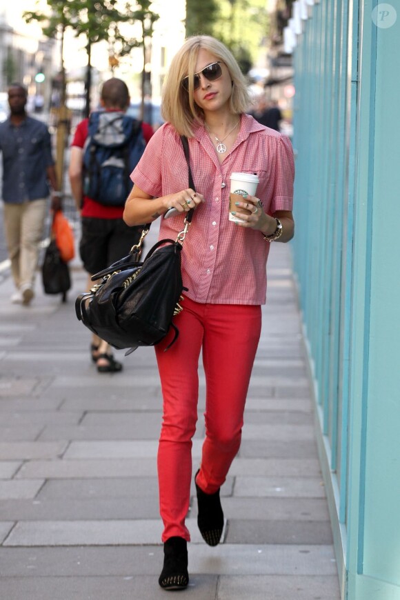 La présentatrice radio et télé anglaise Fearne Cotton arbore un look color block parfaitement en accord avec la tendance de cet été. Londres, le 11 juillet 2011.