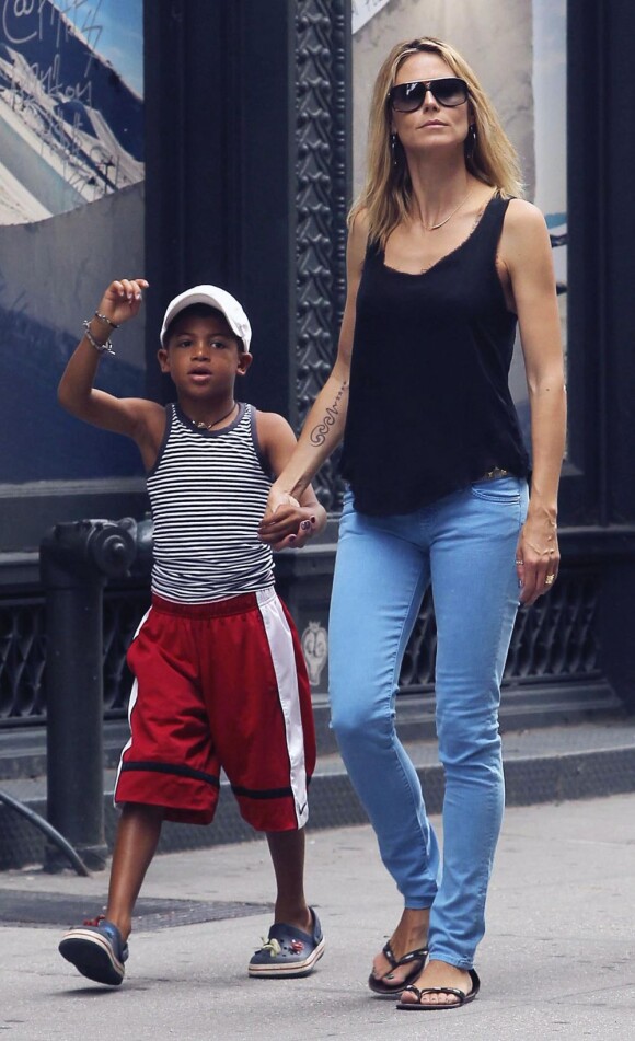 Le super top model Heidi Klum se promène dans les rues de New York avec ses enfants (ici Henry, 5 ans), dans un look à la fois stylé et confortable. Le 8 juillet 2011.
