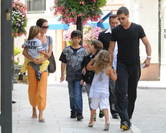 David Charvet et sa compagne Brooke Burke, se promènent à Los Angeles avec leurs enfants Rain et Shaya, le 14 juillet 2011