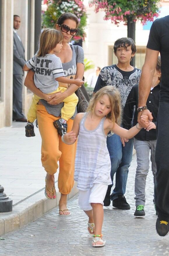 David Charvet et sa compagne Brooke Burke, se promènent à Los Angeles avec leurs enfants Rain et Shaya, le 14 juillet 2011