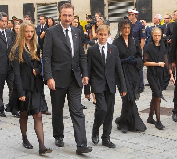 L'archiduc Karl d'Auriche avec sa femme Francesca et leurs enfants, à Vienne samedi 16 juillet 2011, pour les funérailles européennes de l'archiduc Otto de Habsbourg-Lorraine, décédé le 4 juillet.
