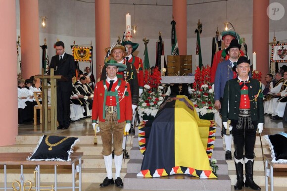 L'émotion était intense pour les obsèques de l'archiduc Otto de Habsbourg-Lorraine, mort à 98 ans le 4 juillet 2011. Tout particulièrement dans sa ville de Pöcking, où, dans les jours suivant son décès, ses sept enfants et leurs propres enfants l'ont pleuré tandis que l'Europe comme la Bavière lui rendaient hommage...