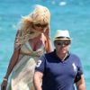 Victoria Silvstedt arrive sur le ponton du Club 55 à St-Tropez, en compagnie de son compagnon Maurice, samedi 16 juillet 2011.