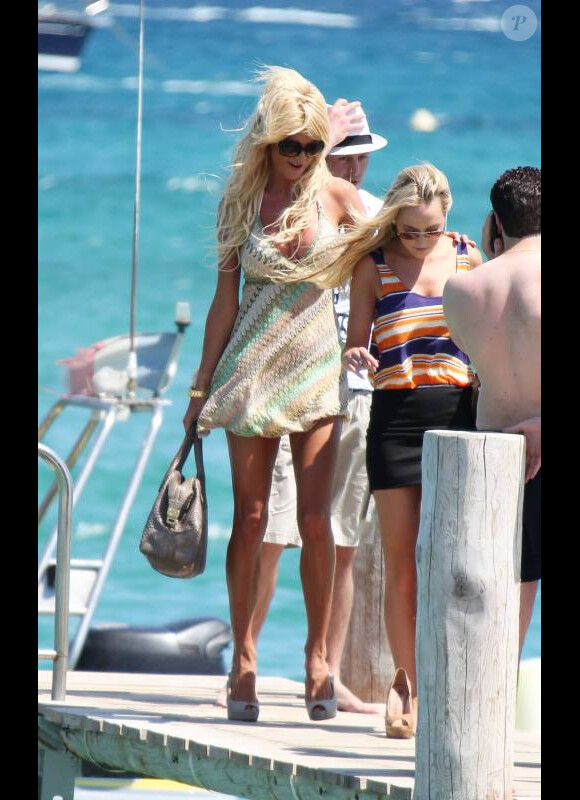 Victoria Silvstedt arrive sur le ponton du Club 55 à St-Tropez, en compagnie de son compagnon Maurice, samedi 16 juillet 2011.