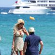 Victoria Silvstedt arrive sur le ponton du Club 55 à St-Tropez, en compagnie de son compagnon Maurice, samedi 16 juillet 2011.