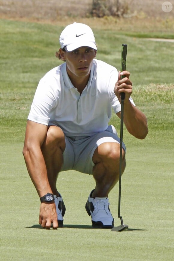 Rafael Nadal, en vacances chez lui à Majorque, s'adonnait le 16 juillet 2011 au golf, son autre passion.